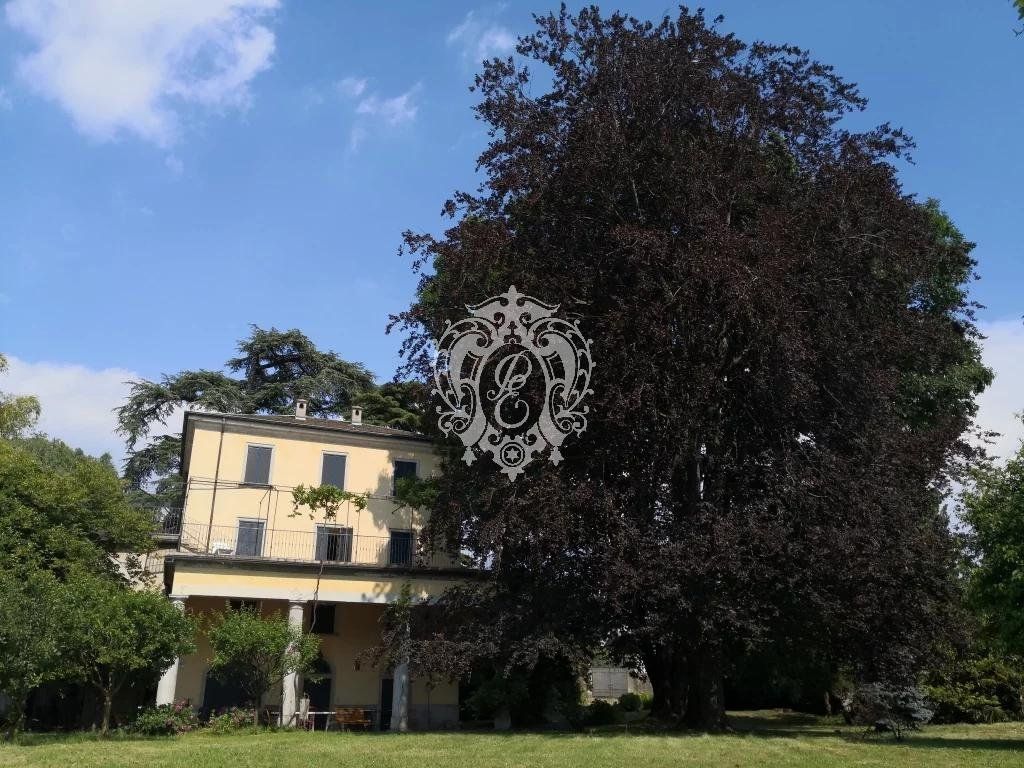 Villa in Casnate con Bernate, Italy, 515 sq.m - picture 1
