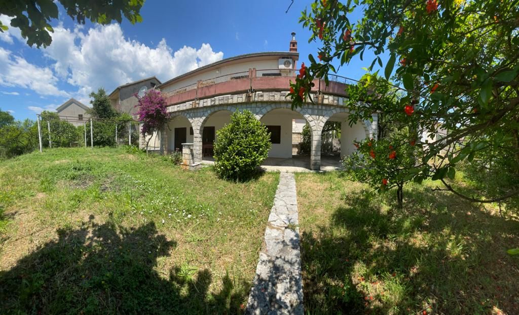 Haus in Kumbor, Montenegro, 196 m2 - Foto 1