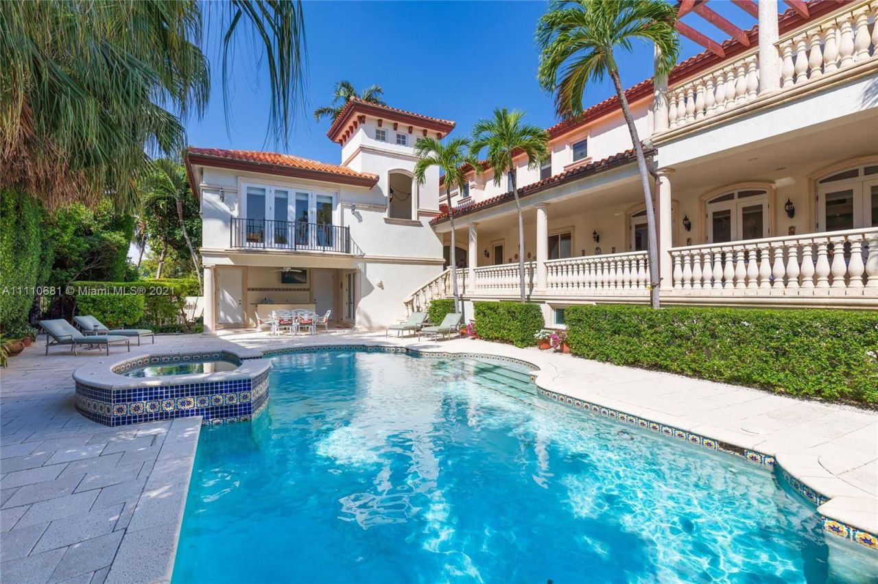 Villa à Miami, États-Unis, 650 m2 - image 1