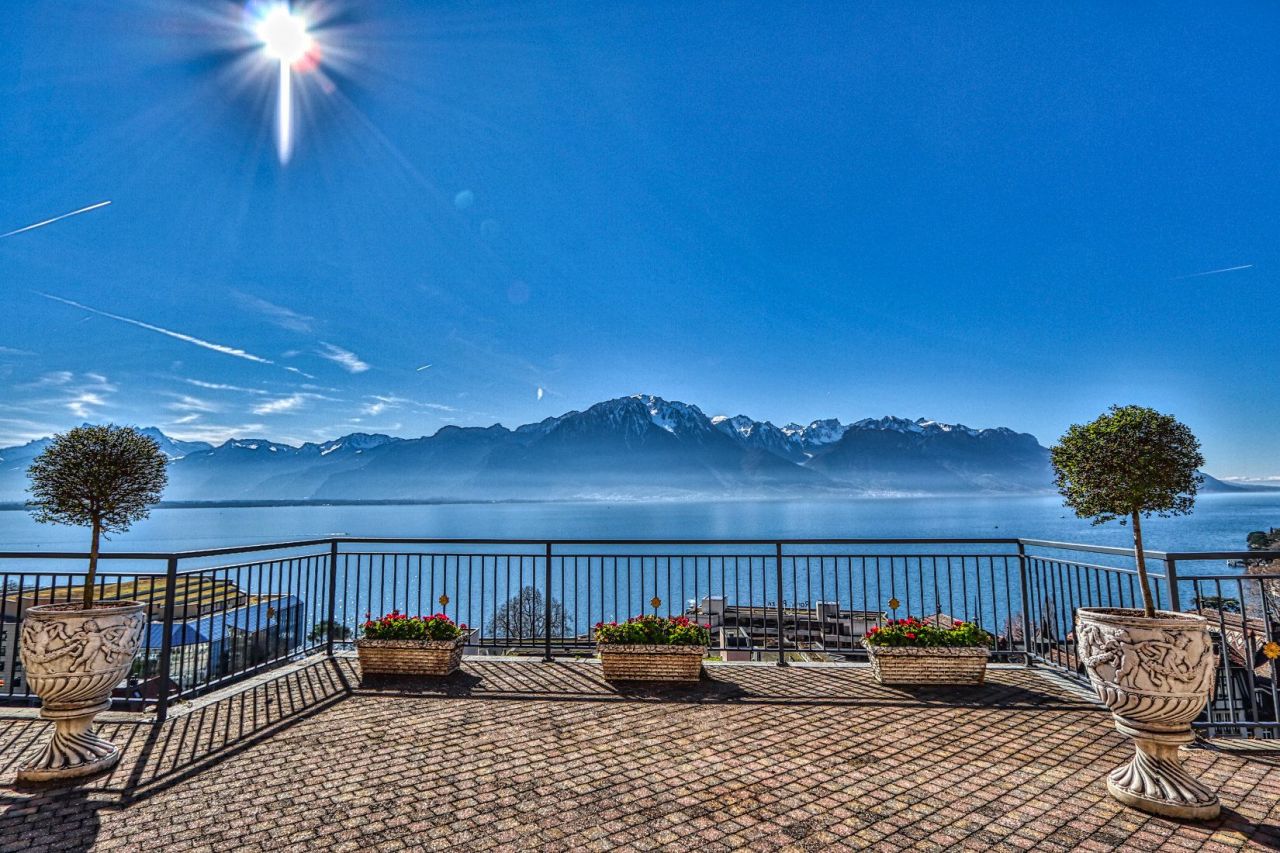 Flat in Montreux, Switzerland, 325 sq.m - picture 1