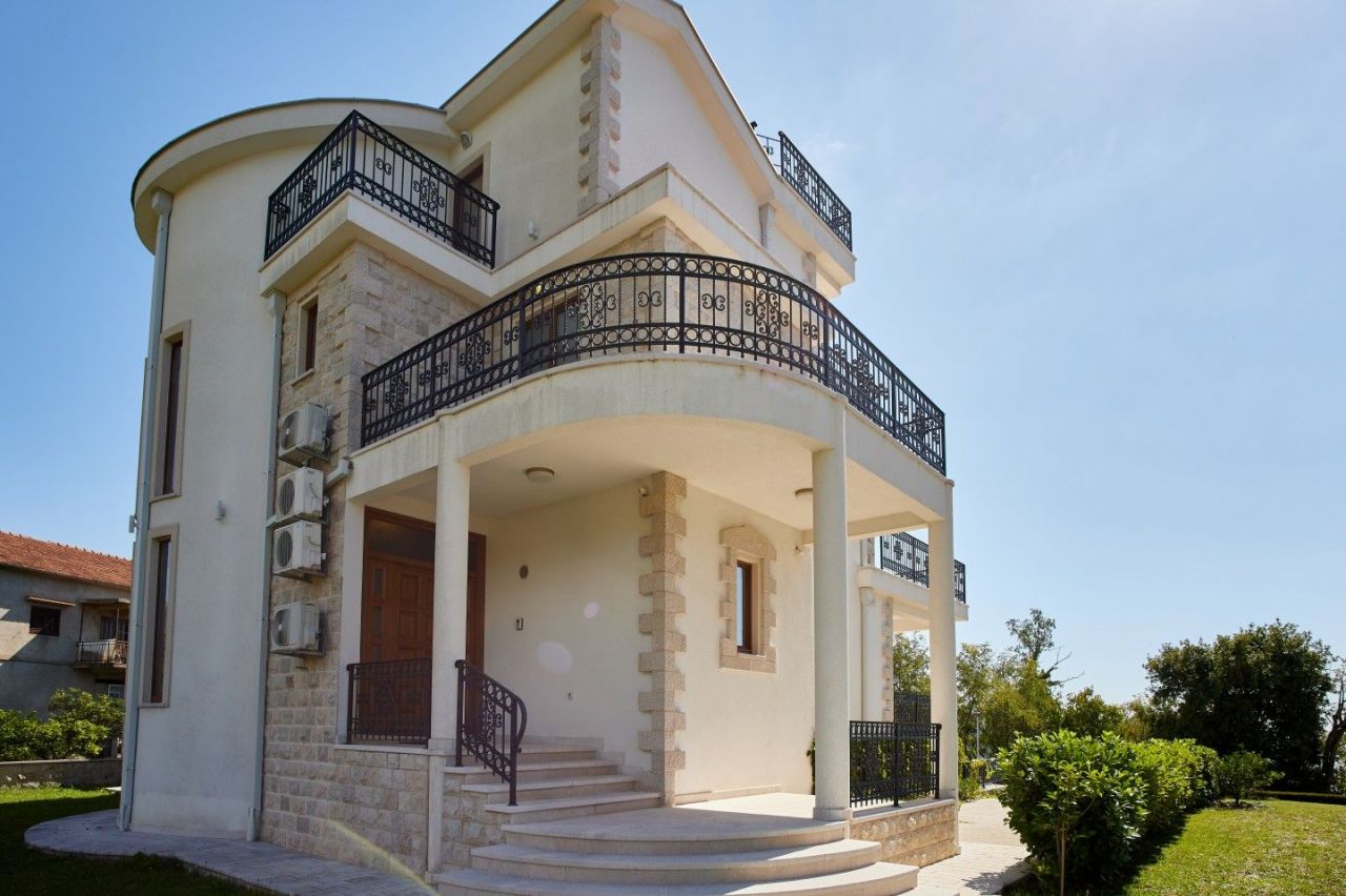 Haus in Herceg-Novi, Montenegro, 450 m2 - Foto 1