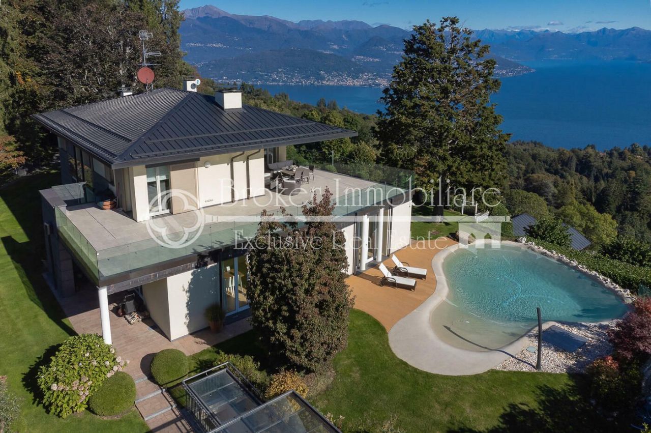 Villa in Gignese, Italy, 550 sq.m - picture 1