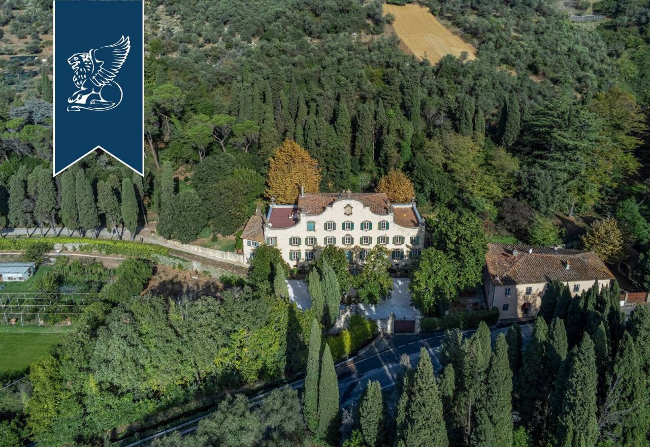 Villa in Viareggio, Italy, 2 000 sq.m - picture 1