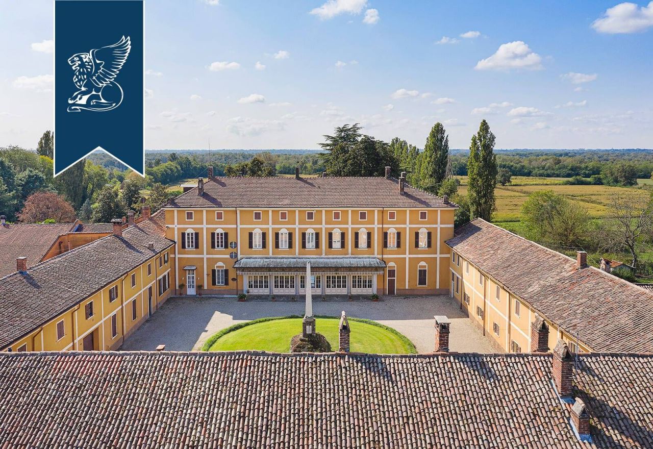 Villa in Pavia, Italy, 2 000 sq.m - picture 1