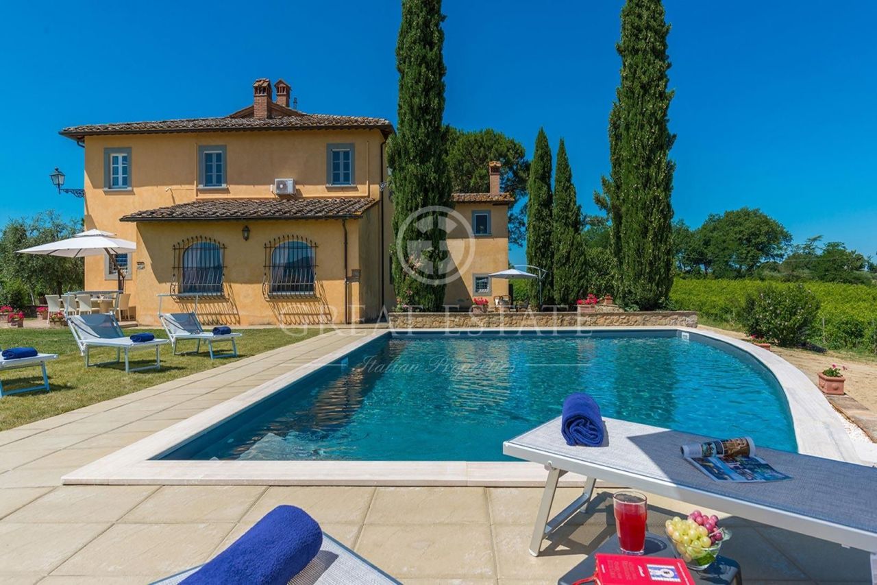 Villa in Arezzo, Italy, 528.75 sq.m - picture 1
