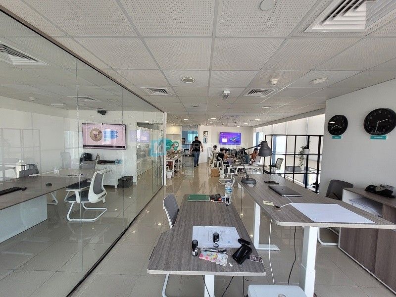 Office in Dubai, UAE, 115.94 sq.m - picture 1