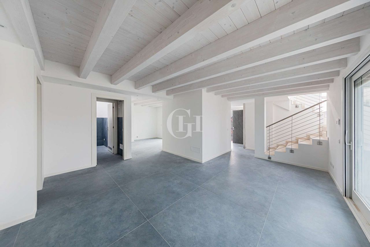 Penthouse on Lake Garda, Italy, 220 sq.m - picture 1