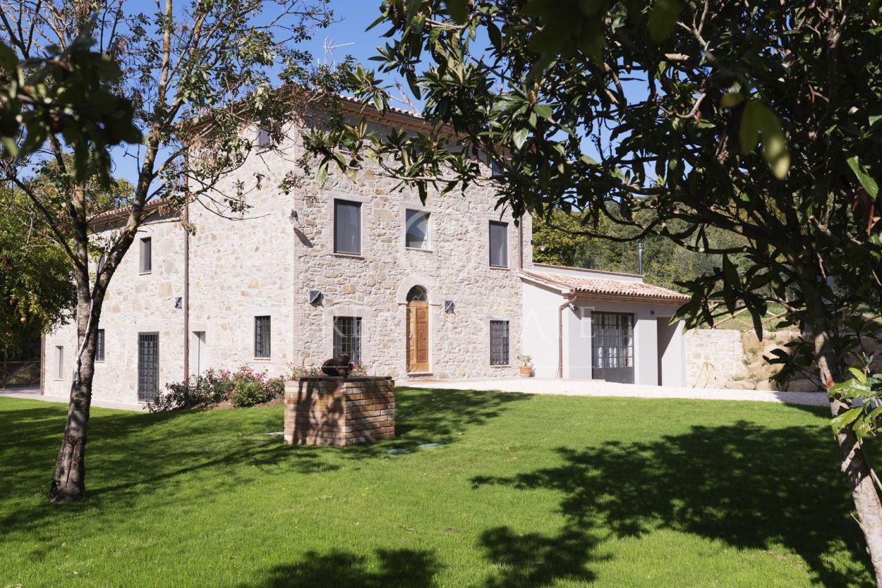 House in Todi, Italy, 404.4 sq.m - picture 1