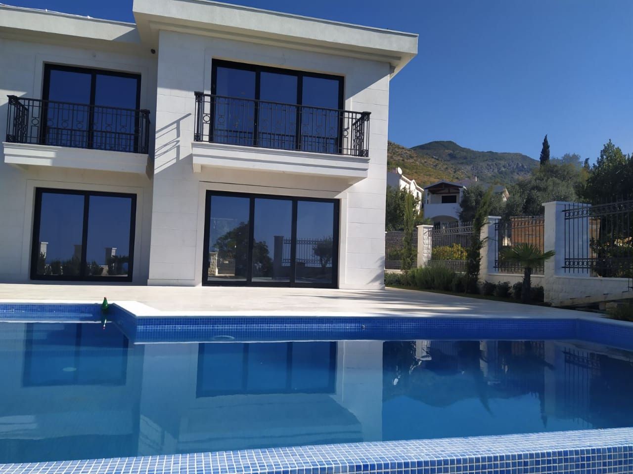 Villa in Rezevici, Montenegro, 279 sq.m - picture 1