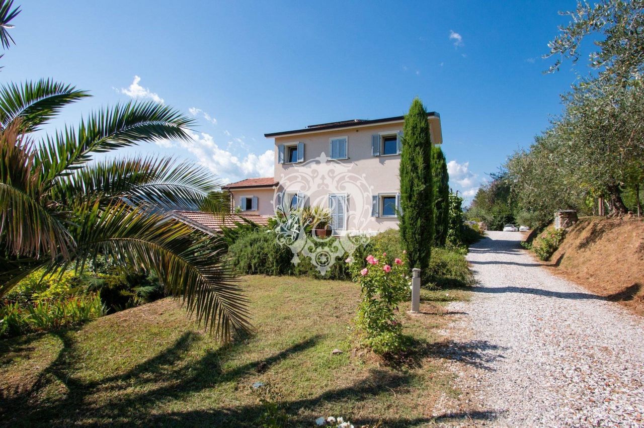 Villa in La Spezia, Italy, 300 sq.m - picture 1