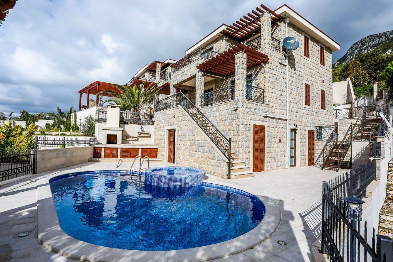 Villa in Budva, Montenegro, 450 sq.m - picture 1