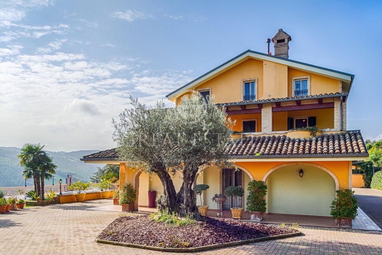 Casa en Fermo, Italia, 690.45 m2 - imagen 1