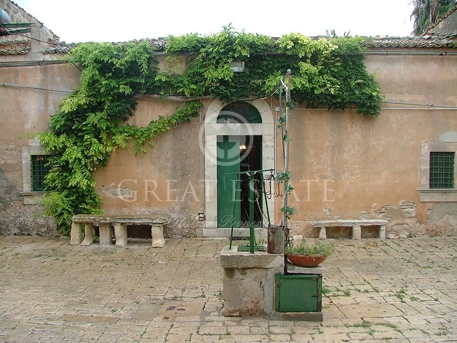 Villa in Ragusa, Italy, 1 000 sq.m - picture 1