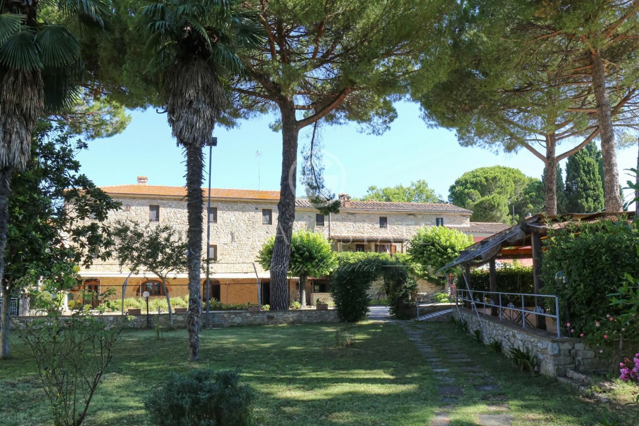 House in Passignano sul Trasimeno, Italy, 995.3 sq.m - picture 1