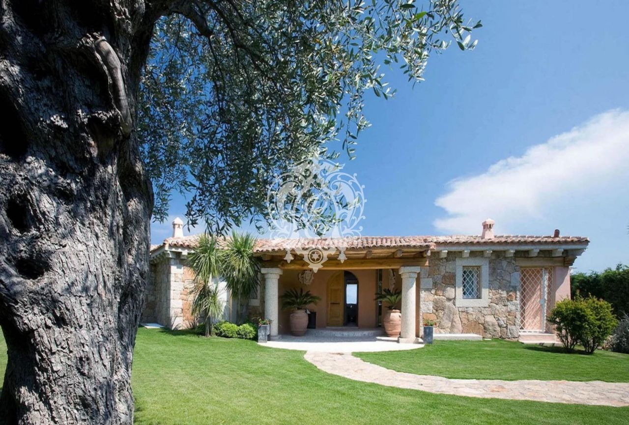 Villa in Sassari, Italy, 600 sq.m - picture 1