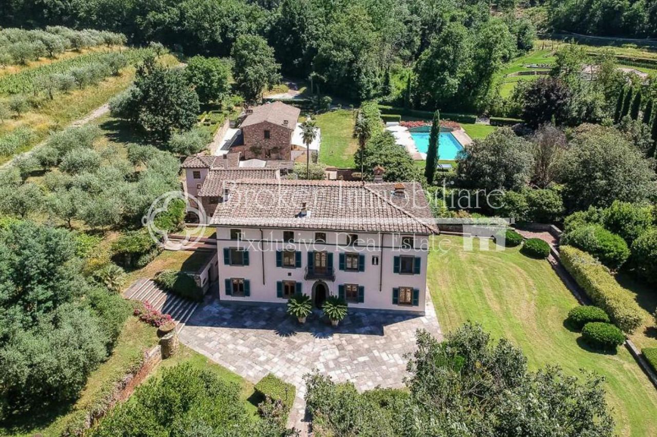 Villa in Lucca, Italy, 1 130 sq.m - picture 1