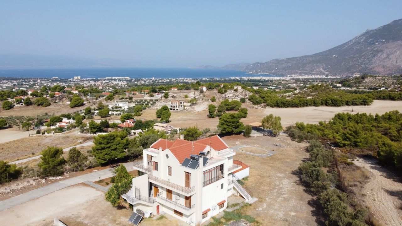 Villa in Loutraki, Greece, 300 sq.m - picture 1