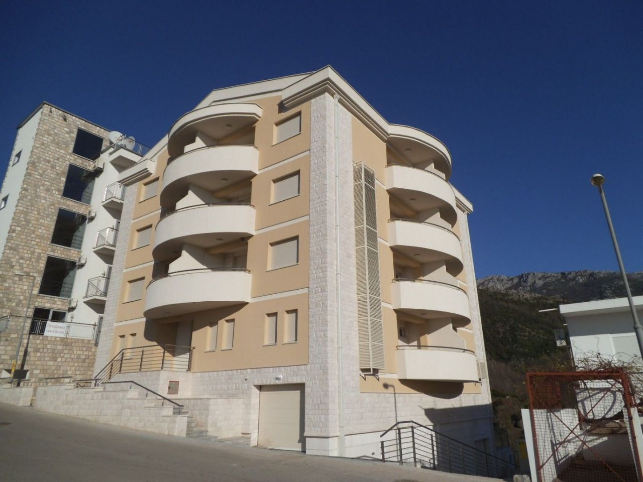 Maison à Becici, Monténégro, 1 521 m2 - image 1