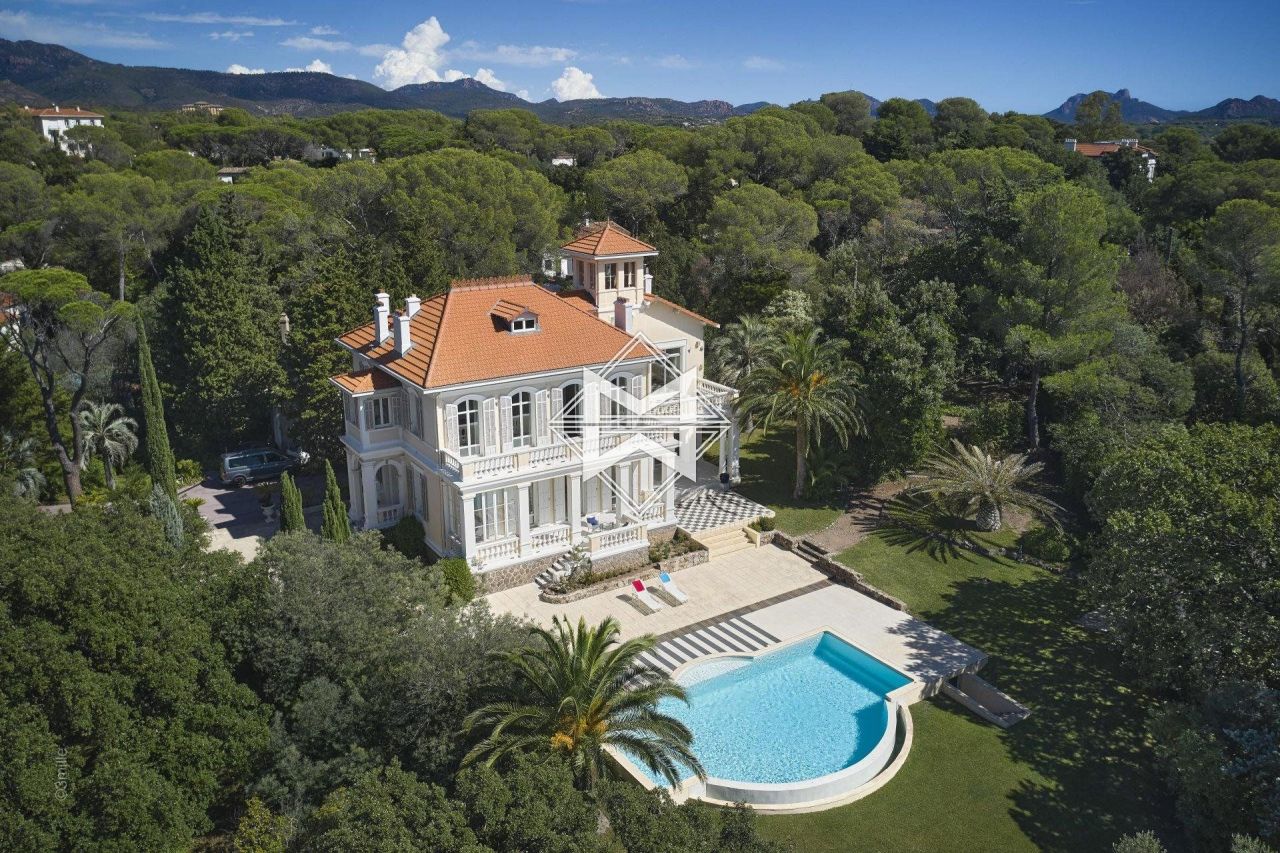 Villa in Saint-Raphael, France, 8 828 sq.m - picture 1