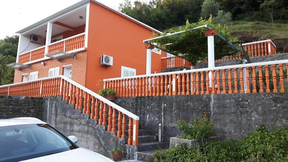 Haus in Lastva, Montenegro, 153 m2 - Foto 1