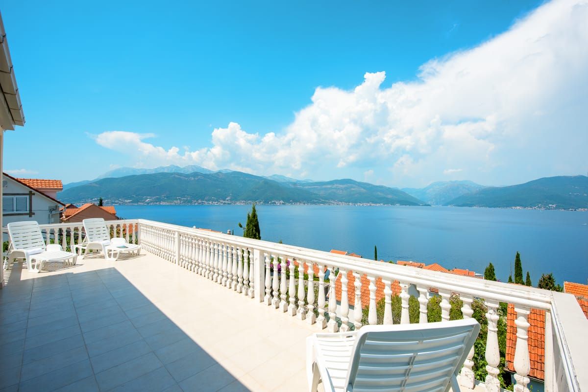 Villa in Krasici, Montenegro, 260 sq.m - picture 1