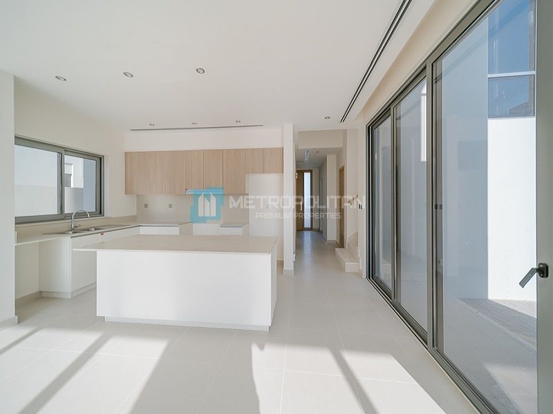 Villa in Dubai, UAE, 325.16 sq.m - picture 1