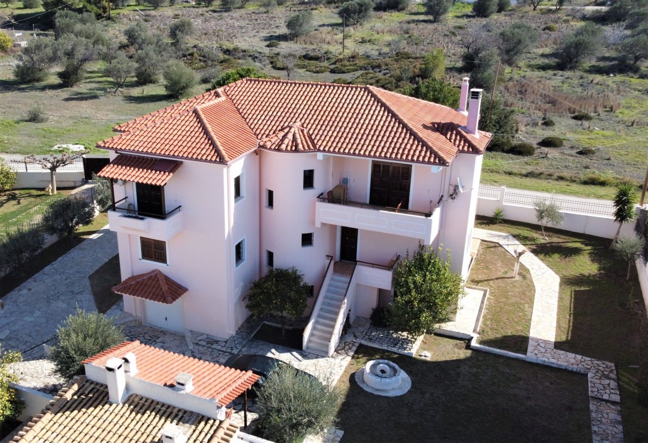 Villa in Loutraki, Griechenland, 375 m2 - Foto 1