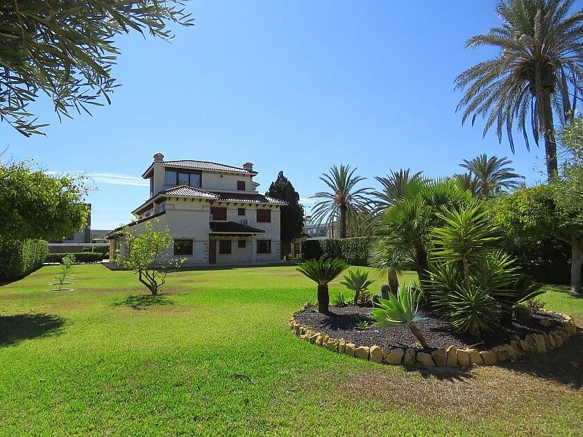 Villa in Orihuela Costa, Spain, 600 sq.m - picture 1