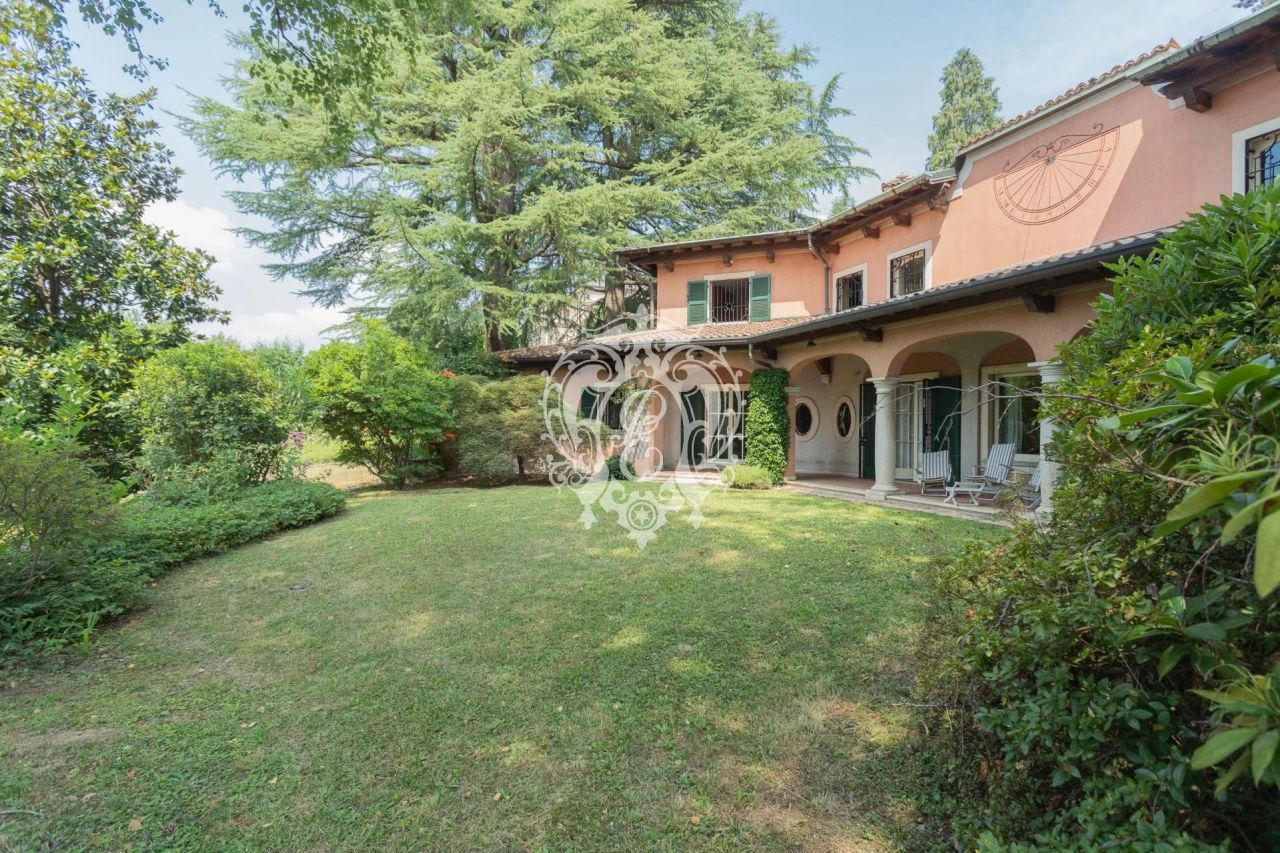 Villa in Olgiate Comasco, Italy, 725 sq.m - picture 1