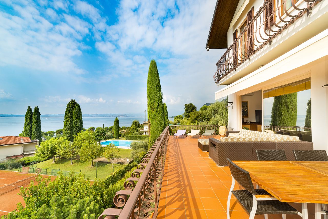 Villa on Lake Garda, Italy, 445 sq.m - picture 1