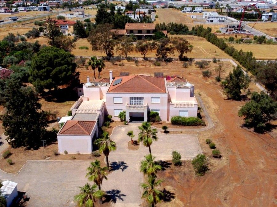 Villa in Nicosia, Cyprus, 600 sq.m - picture 1