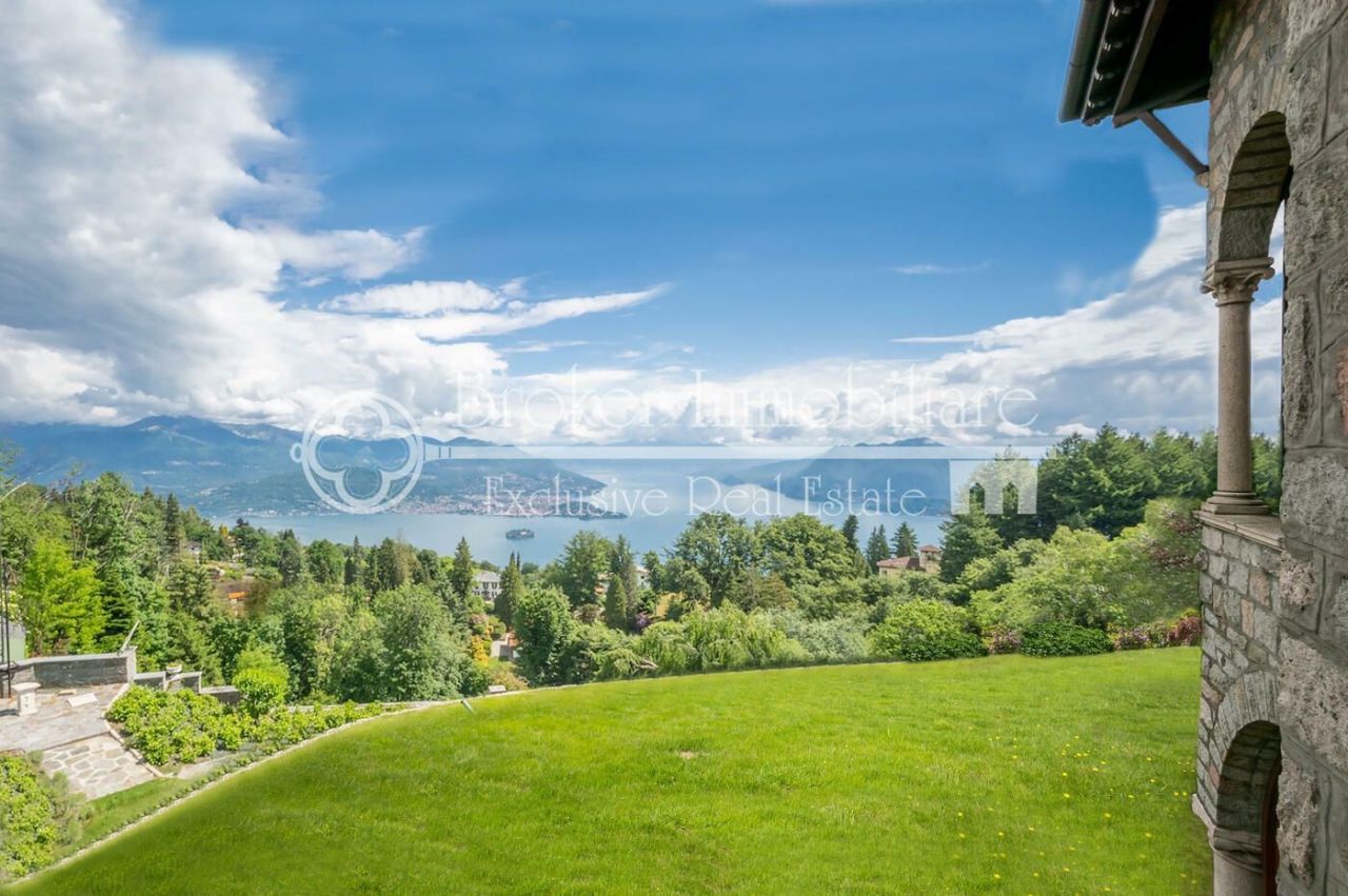 Villa en Stresa, Italia, 700 m2 - imagen 1