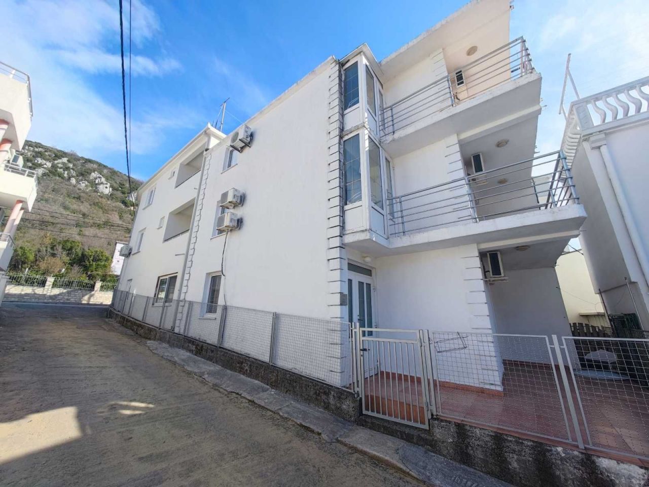 Maison de rapport dans Canj, Monténégro, 300 m2 - image 1