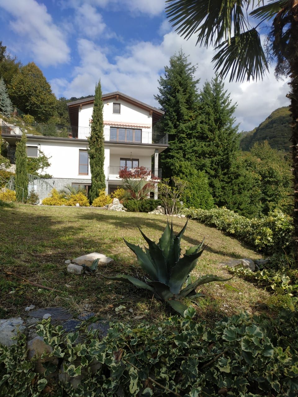 Villa on Lake Como, Italy, 450 sq.m - picture 1