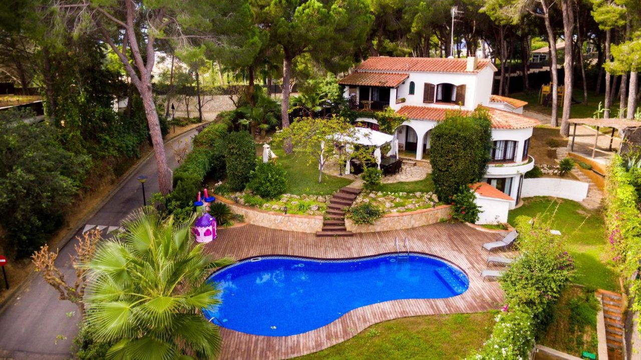 Villa in Lloret de Mar, Spain, 200 sq.m - picture 1