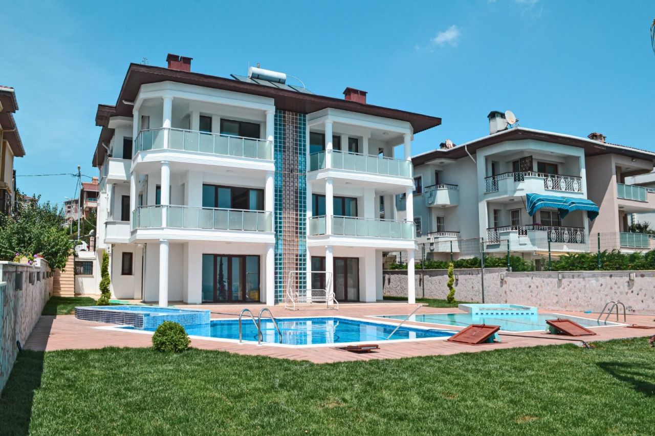 Villa in Istanbul, Turkey, 850 sq.m - picture 1