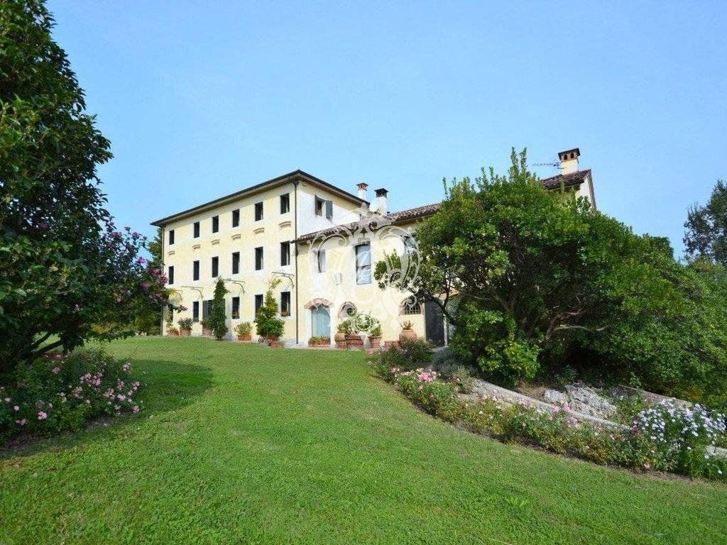 Villa in Conegliano, Italy, 660 sq.m - picture 1