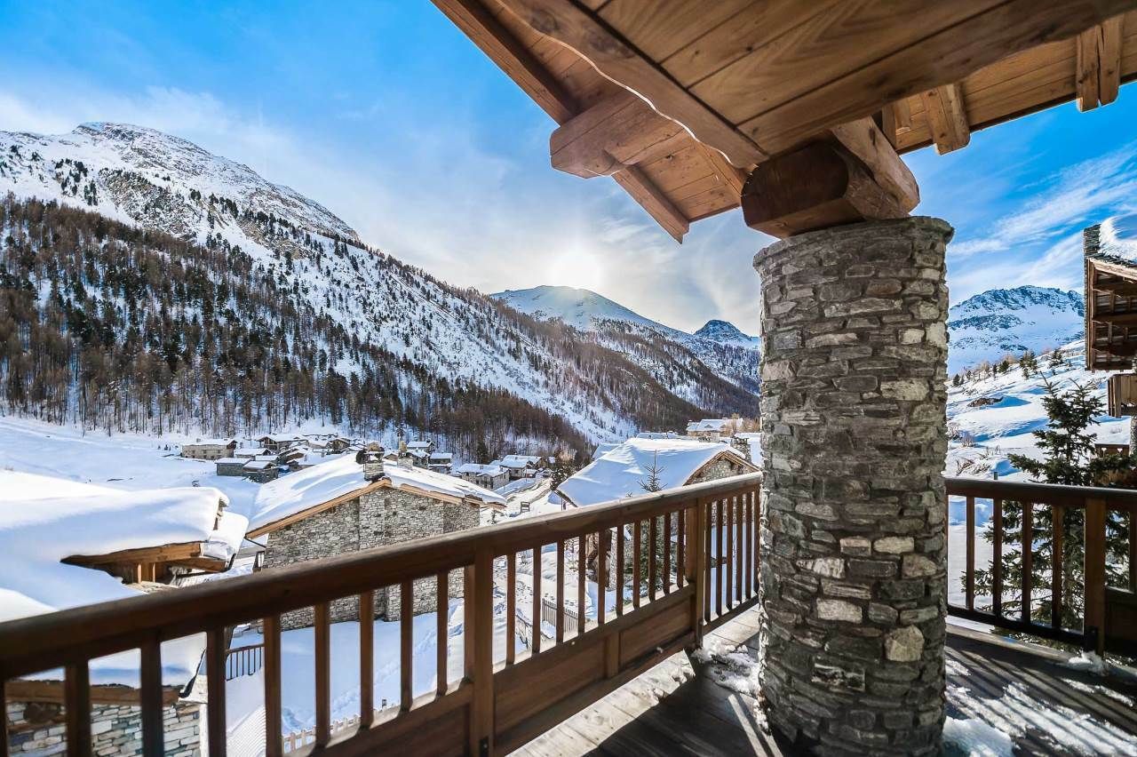 Chalet in Val-d'Isere, France, 400 sq.m - picture 1