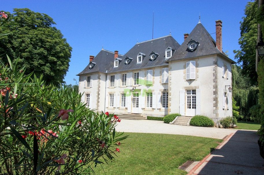 Castle in Poitou-Charentes, France, 700 sq.m - picture 1