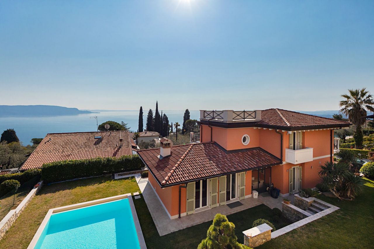Villa on Lake Garda, Italy, 450 sq.m - picture 1