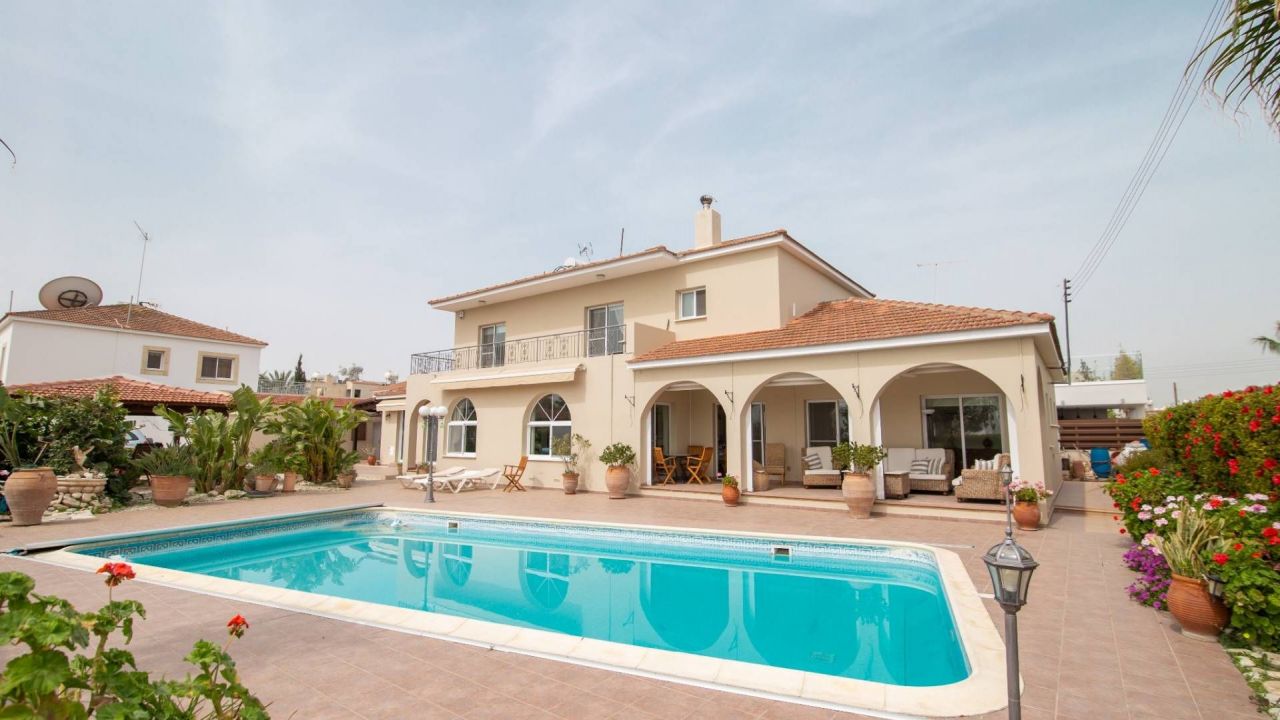 Villa in Larnaca, Cyprus, 300 sq.m - picture 1
