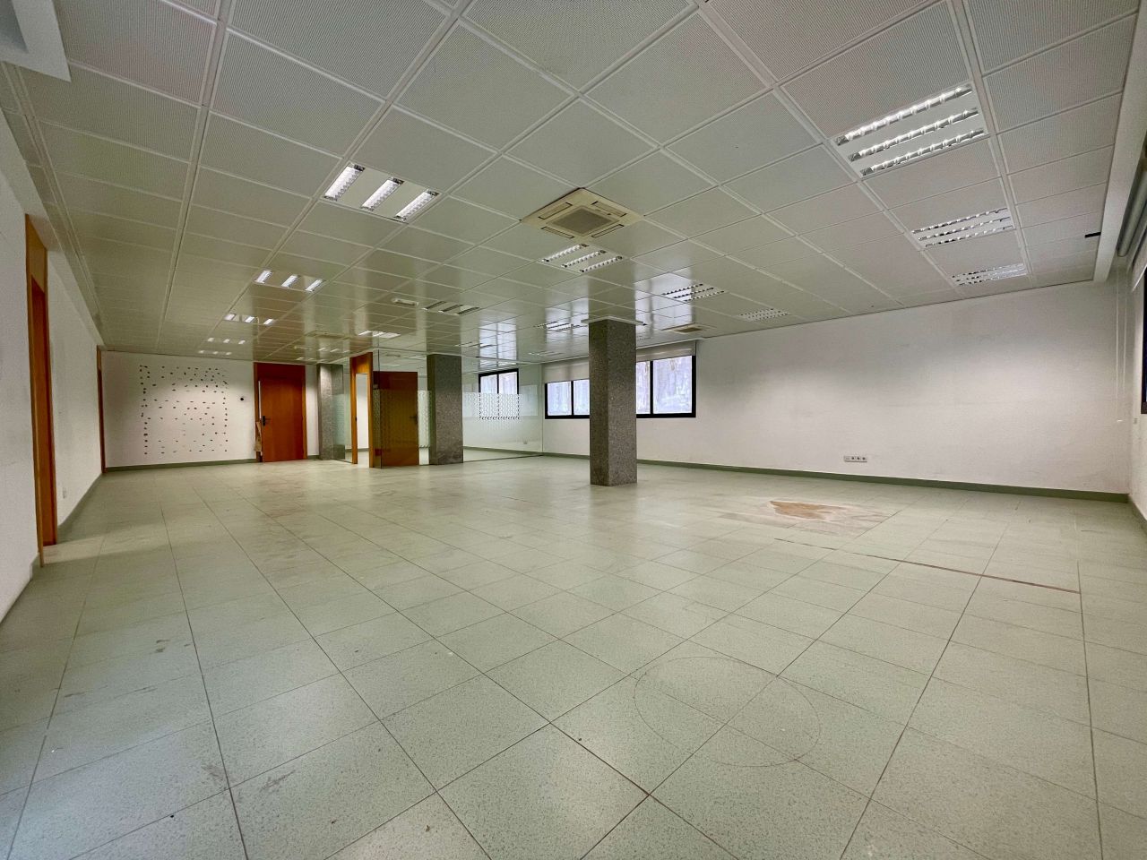 Commercial property in Marratxi, Spain, 220 sq.m - picture 1