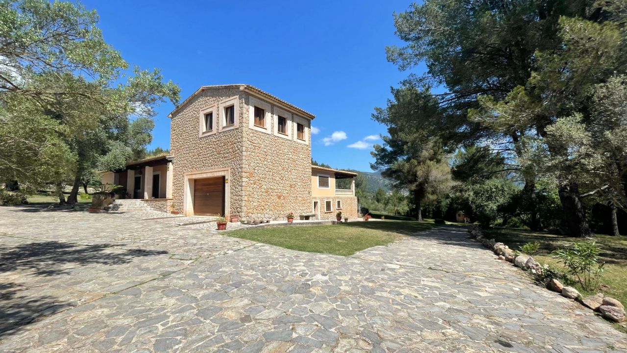 Villa Alaró, Spain, 500 sq.m - picture 1