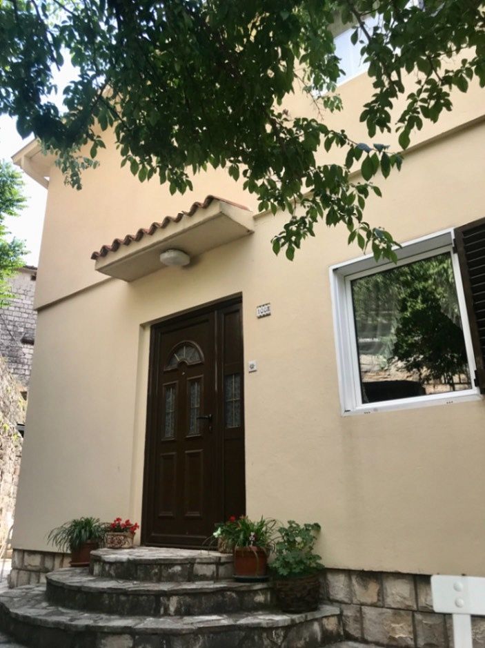 Haus in Dobrota, Montenegro, 160 m2 - Foto 1