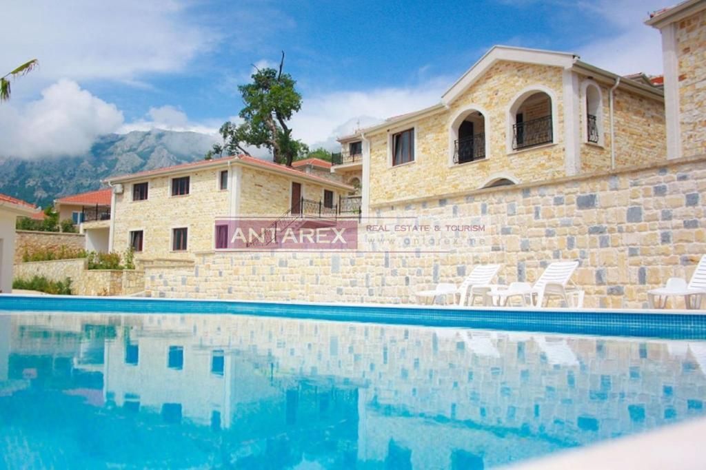 Villa in Bar, Montenegro, 200 sq.m - picture 1