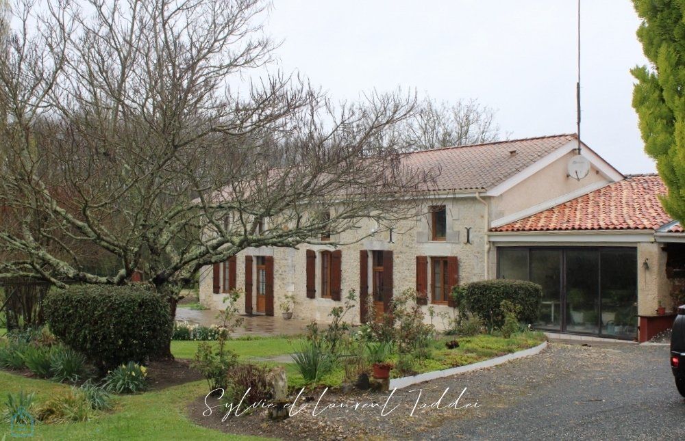House in Charente-Maritime, France - picture 1