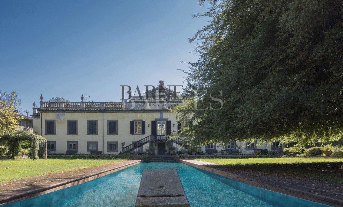Casa en Lucca, Italia, 2 450 m2 - imagen 1