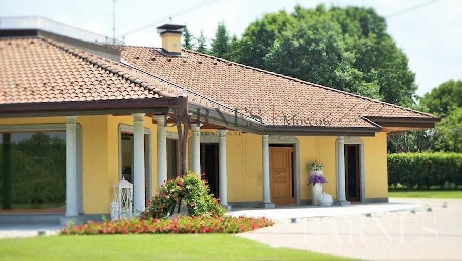 Casa en Brianza, Italia, 1 000 m2 - imagen 1