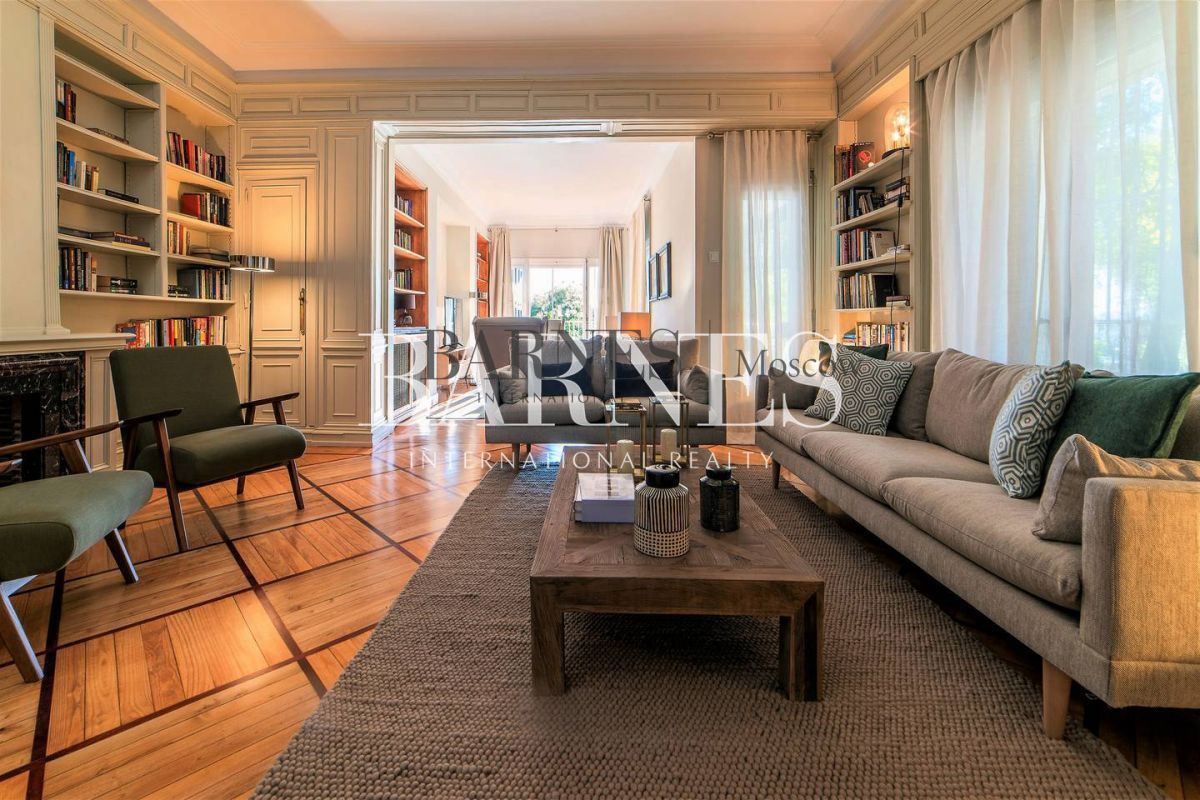 Flat in Madrid, Spain, 360 sq.m - picture 1