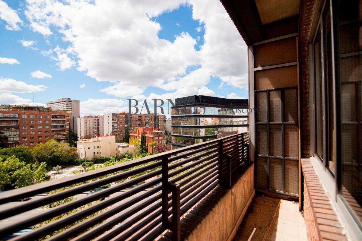 Flat in Madrid, Spain, 216 sq.m - picture 1